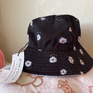 Alice + Olivia Reversible Bucket Hat black w/ flowers